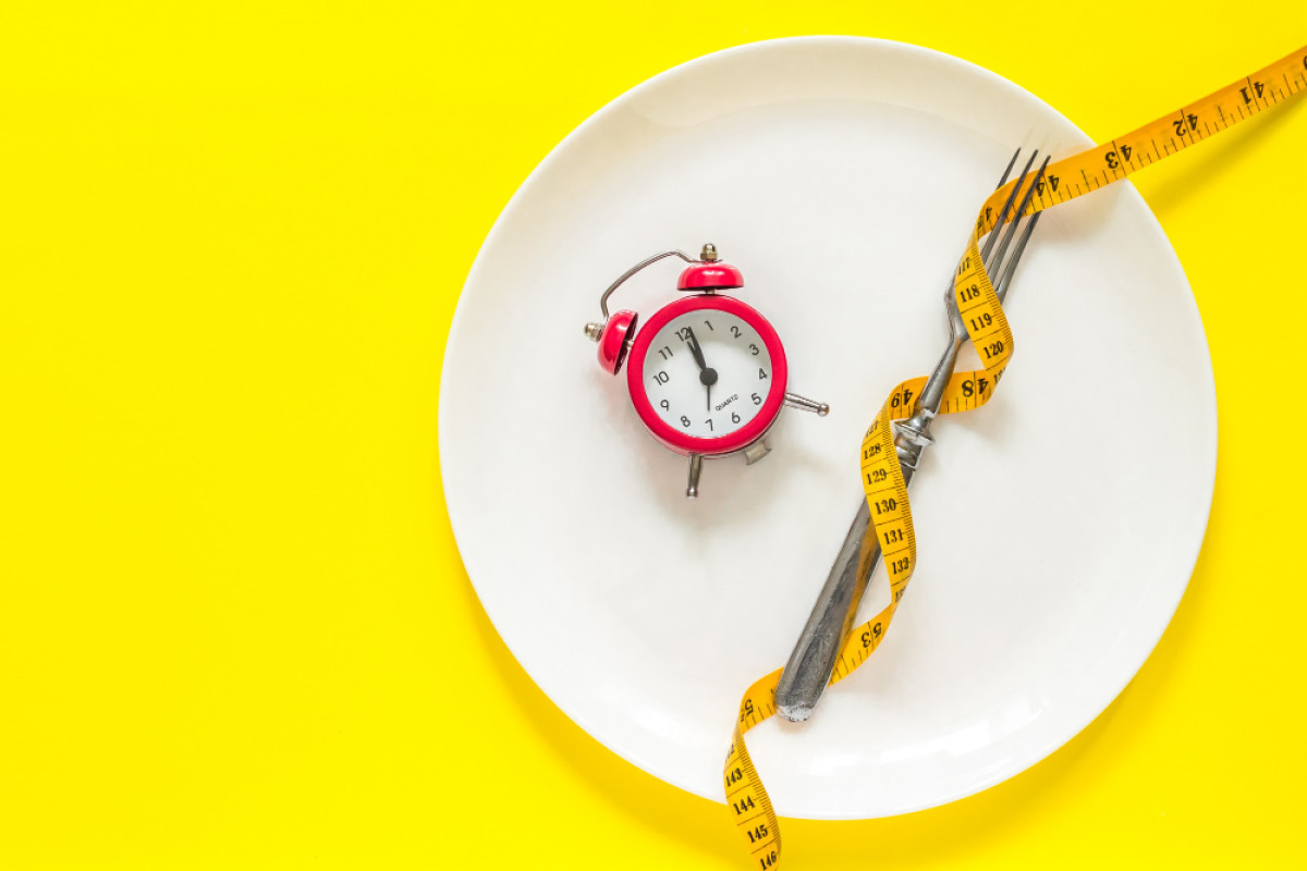 Jejum Intermitente ou Low Carb? Descubra Qual Estratégia Melhora Mais Sua Saúde