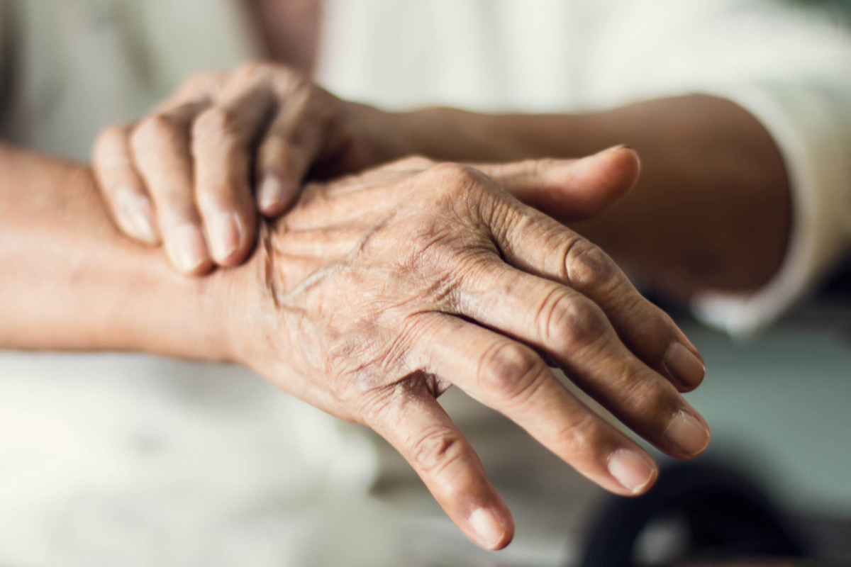 Tremor não é tudo: casos de Parkinson podem dobrar até 2050; saiba os sinais iniciais