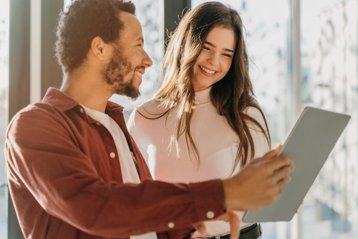 Romance no trabalho: quando a vida pessoal vira risco para sua carreira