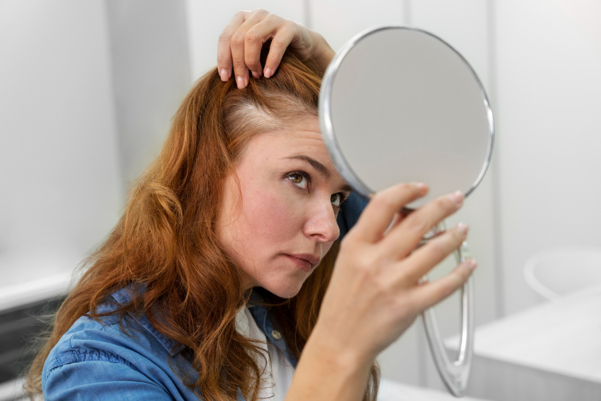 Queda de cabelo não começa no fio – começa no couro cabeludo