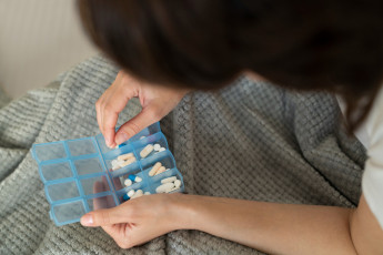 uso_de_muitos_remedios_e_automedicacao_elevam_risco_de_reacoes_e_complicacoes.jpg