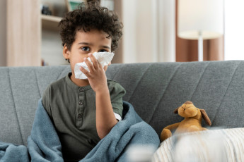 casos_de_gripe_e_outros_virus_sobem_no_frio_criancas_podem_piorar_em_24_horas.jpg
