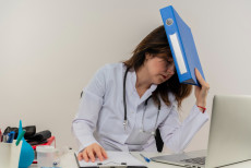 informacao_demais_na_medicina_o_que_isso_esta_fazendo_com_os_novos_medicos_no_brasil (1).jpg