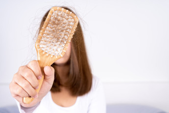 queda_de_cabelo_em_jovens_cresce_e_estresse_e_rotina_puxada_podem_acelerar_o_problema.jpg