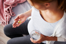 menopausa_5_suplementos_que_exigem_cuidado_para_nao_virar_risco_a_saude.jpg