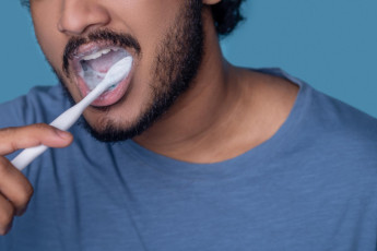 escova_de_dentes_apos_gripe_por_que_trocar_pode_evitar_recontaminacao.jpg