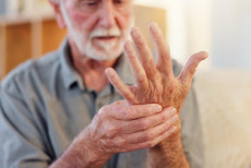parkinson_avancado_por_que_os_comprimidos_deixam_de_funcionar_com_o_tempo_e_o_que_a_medic.jpg